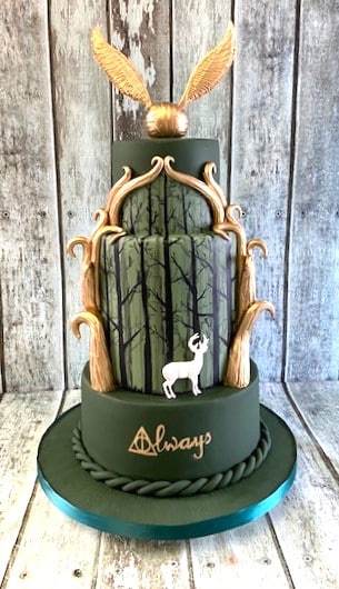 Green-Harry-Potter-with-hand-painting-wedding-cake-