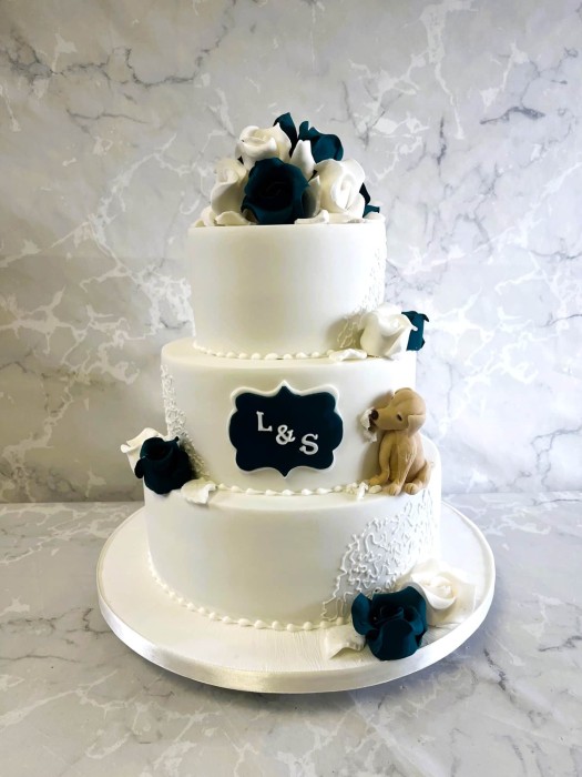 Delicate wedding cake with 2 sugar dogs