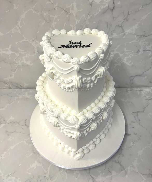 Lambeth  Heart wedding cake