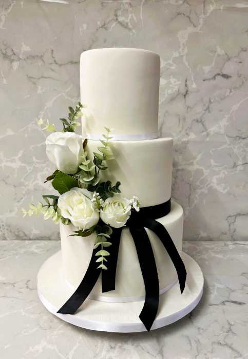 Slender elegant wedding cake