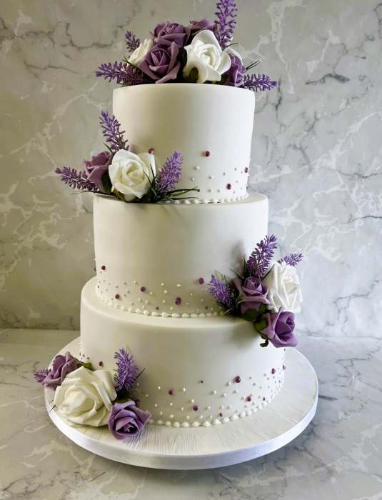 iced-swedding-cake-with-hand-piping-and-silk-flowers-