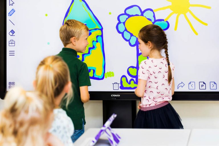 Deux enfants utilisant un écran interactif pour dessiner et colorier
