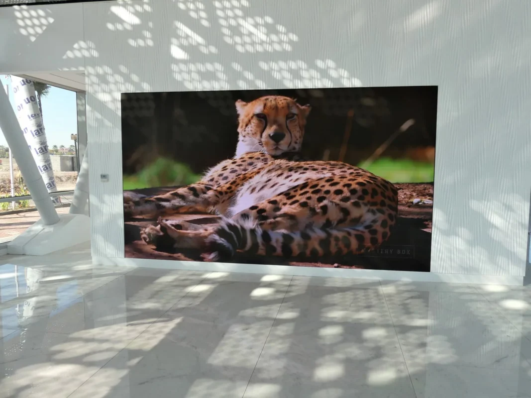 Écran LED géant installé dans un mall pour affichage publicitaire dynamique au Maroc